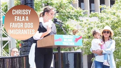 Chrissy Teigen faz discurso em favor dos imigrantes nos EUA
