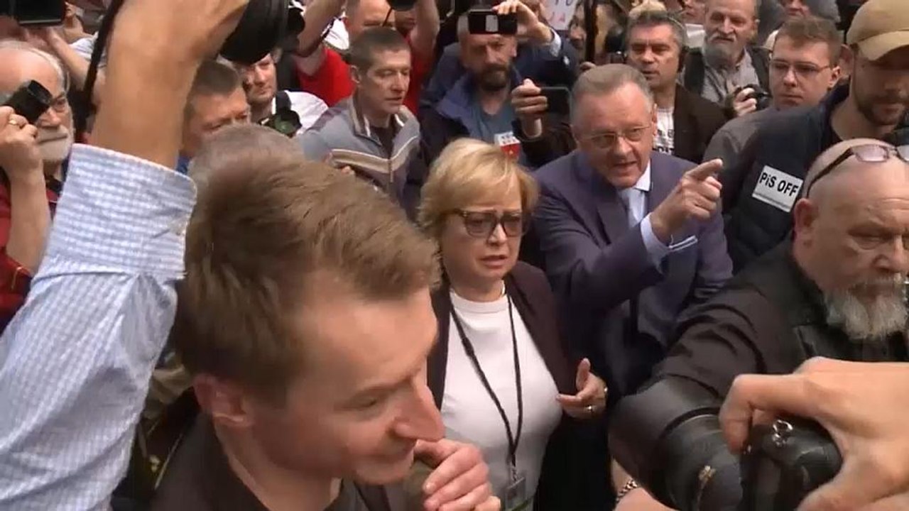 Trotz Zwangspensionierung: Oberste Richterin kommt trotzdem