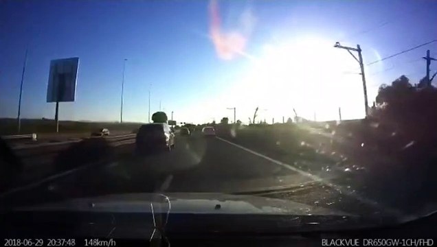 Des policiers percutent la voiture de braqueurs et les envoient dans le décor à 180 kmh