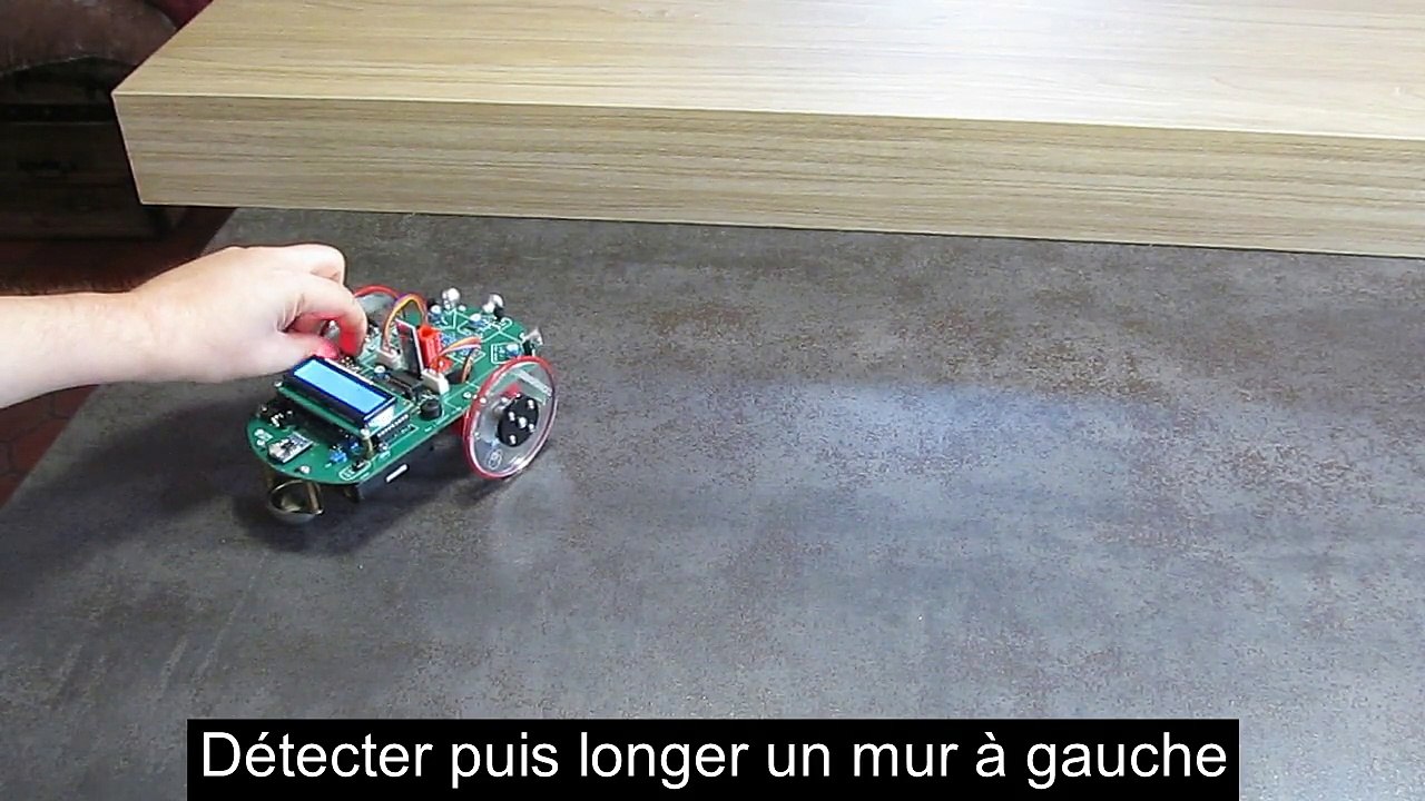 BARBOT détecte puis longe un mur à gauche