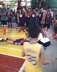 Il mime un KO et fait sa demande en mariage à sa copine