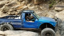 Un 4x4 Toyota roule sur des rochers dans le Colorado
