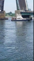 Un bateau rate le pont-levis dans le New Jersey