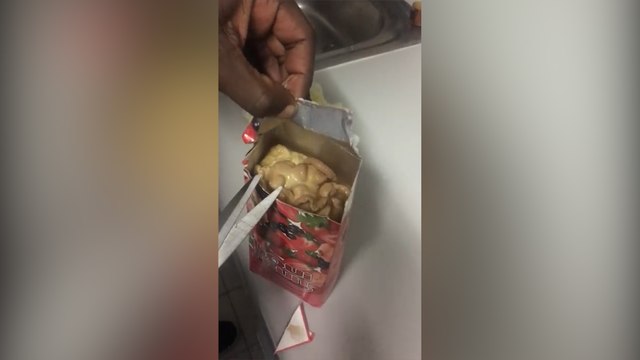 Compró un jugo de frutas, pero al abrir el envase se le quitó la sed