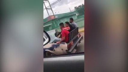 La crisis del transporte público en Venezuela obliga a buscar soluciones hasta peligrosas