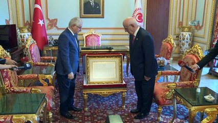 YSK Başkanı Güven, Erdoğan'ın mazbatasını İsmail Kahraman'a teslim etti