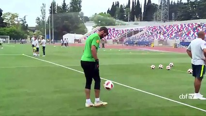 Alisson da toques durante el entrenamiento de Brasil