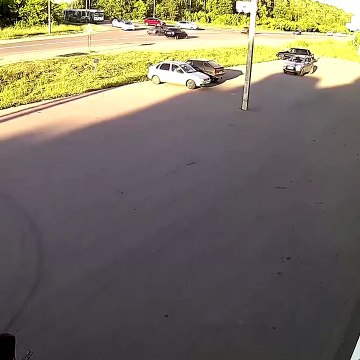 Il se prend un pylône au milieu de ce parking et il est surpris