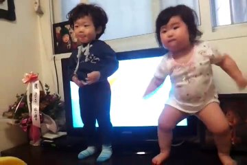 Ces bébés qui dansent vont faire votre journée... Adorable
