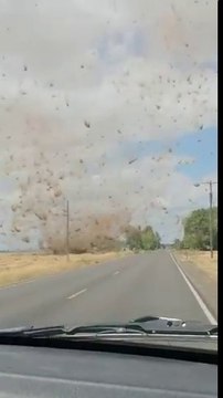 Ils filment une impressionnante tornade de poussière sur une route de l'oregon