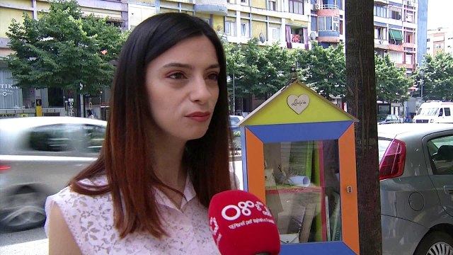 Ora News- Pasioni për librat, titujt e verës që duhet të keni nën çadër