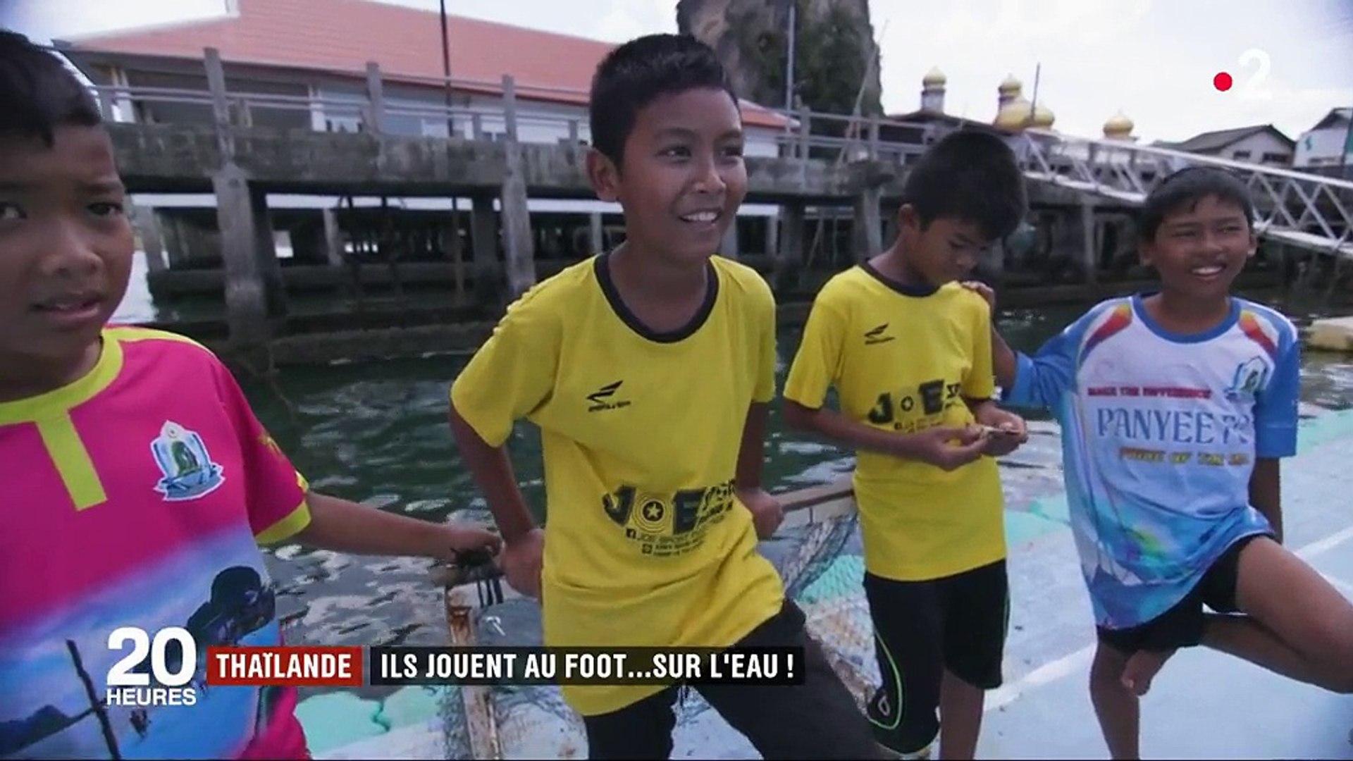 Un Seul Sur Le Monde, Un Terrain De Football Flottant, Pang-Nga, Thaïlande  Banque D'Images et Photos Libres De Droits. Image 15484850