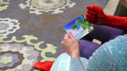 Spiderman et la Reine des neiges Elsa trouvent un Trésore dans L'ile des Pirates