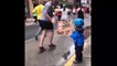 Cet enfant encourage les coureurs lors d'un marathon