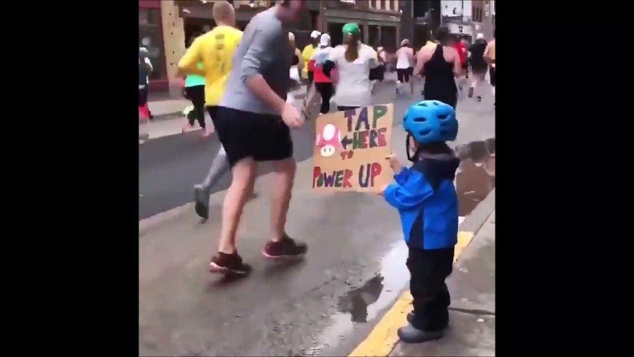 Cet enfant encourage les coureurs lors d'un marathon