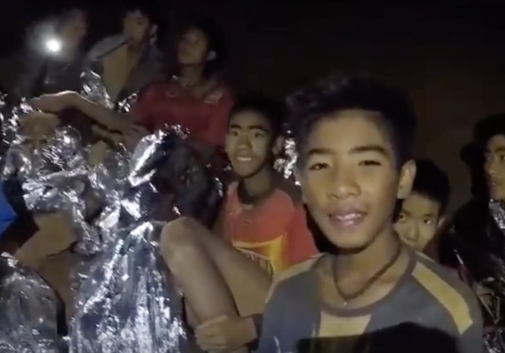 Thai Navy SEALs Provide Medical Aid to Trapped Soccer Players