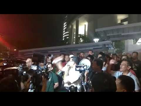 Chanting ‘Hidup Najib’, supporters say arrest meant to demoralise