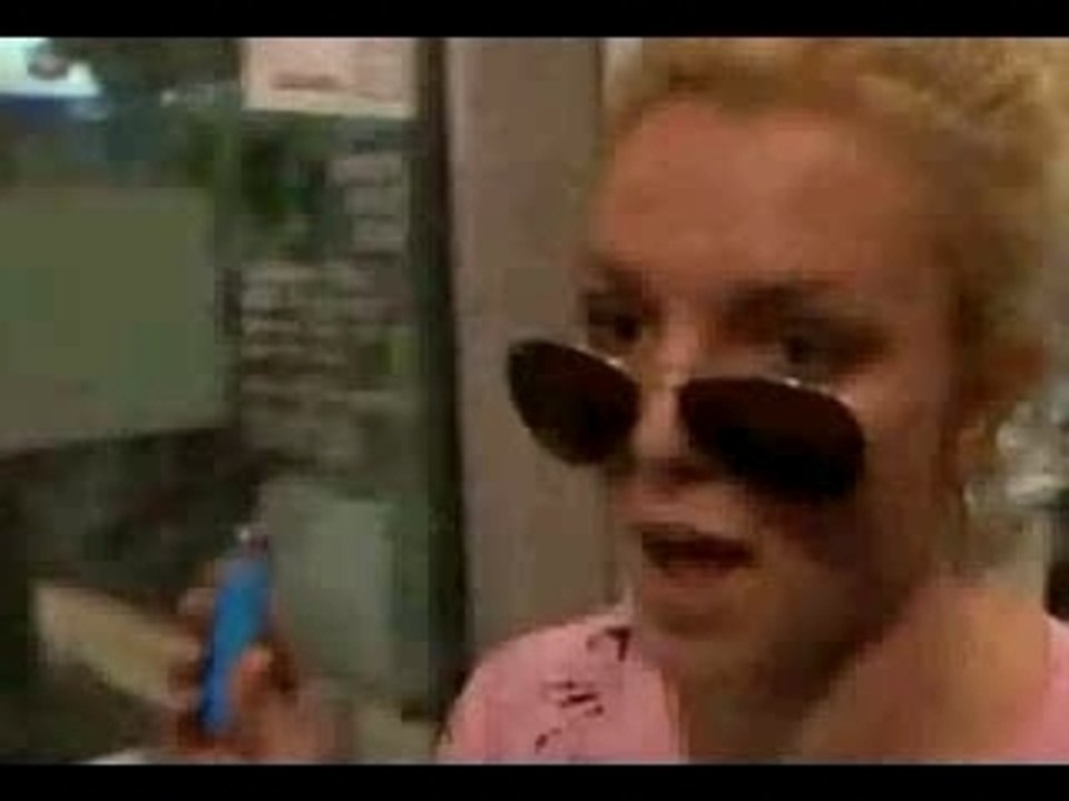 Britney Spears vole un briquet