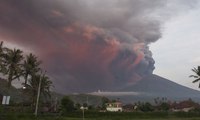 Paparan Abu Vulkanik Gunung Agung Terasa Hingga Jember