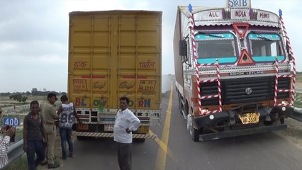 कन्नौज: एक्सप्रेस-वे पर सिक्कों से भरा ट्रक पलटा, लूटते-लूटते बचा खजाना