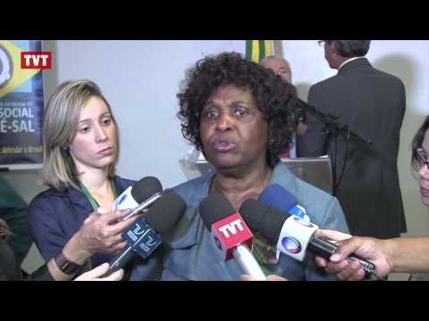 Trabalhadores e parlamentares fazem ato em defesa da Petrobras