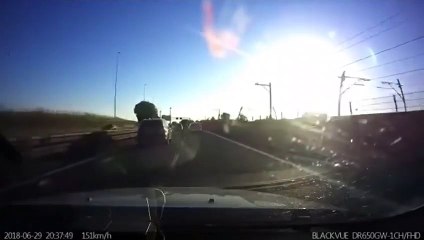 Des braqueurs volent dans le décors à 180km/h après avoir heurter une voiture de police