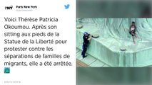 Une femme tente d’escalader la statue de la Liberté à New York.