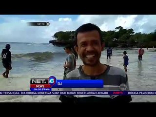 Download Video: Warga Cari Uang yang Hanyut ke Pantai - NET 10