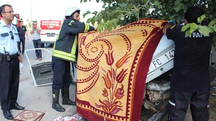 2 Kişinin Öldüğü Kazada Hurda Yığınına Dönen Araç Battaniye ile Kapatıldı