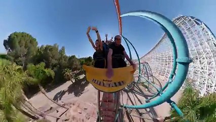 Il filme un tour de Montagnes russes à 360°