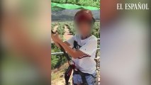 Monitor se rie de un niño antes de tirarse por la tirolina