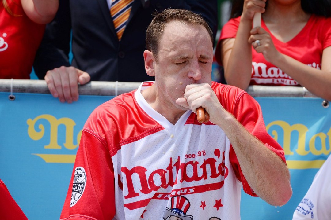Joey Chestnut mange 74 hotdogs en 10 minutes, nouveau record du monde