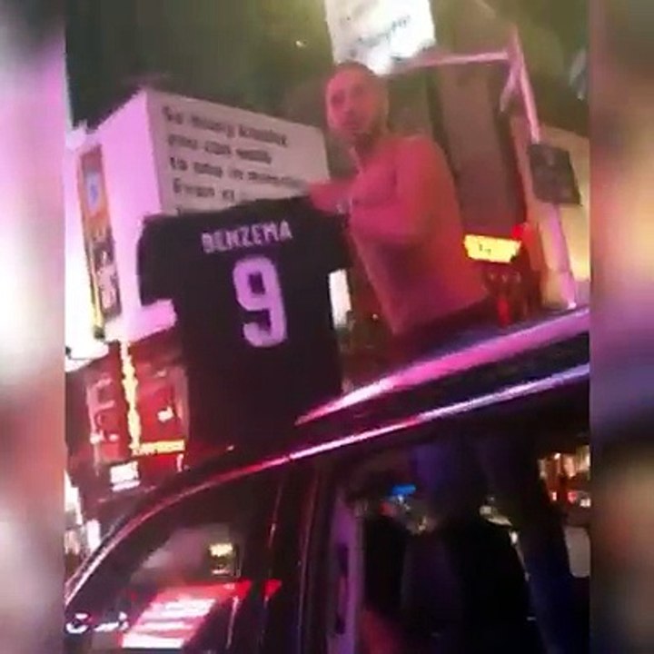 Just Benzema filming his fans in NYC... (via Karim Benzema)