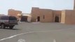 بالفيديو هذا ما حدث لسيارته عندما نزل إلى دورة المياه في السعودية