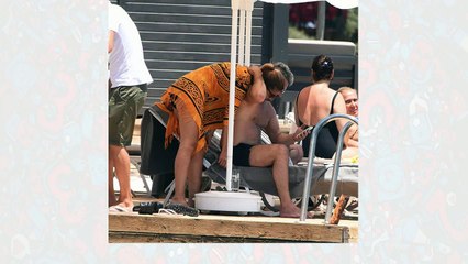 İskelede aşk! Gülben Ergen sevgilisini öpücüklere boğdu