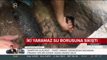 İki yaramaz su borusuna sıkıştı