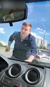 Un père pète un câble pour récupérer son enfant dans la voiture de son ex-femme