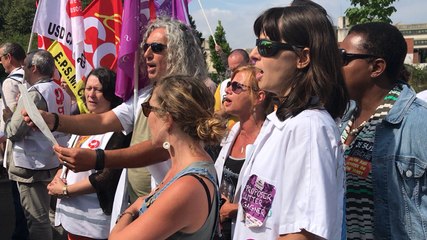 Des manifestants accueillent la ministre Agnès Buzyn