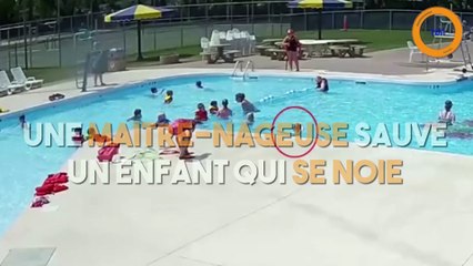 Une maitre-nageuse secoure un enfant dans une piscine