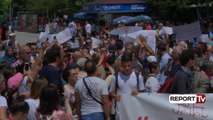 Artistët protestojnë para Kuvendit: Mos e votoni projektligjin, do bëjmë rezistencë