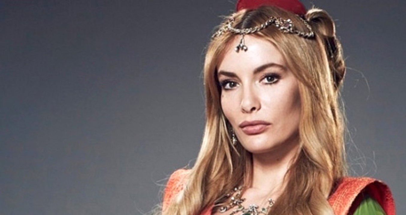 Gamze Özçelik'ten Berna Laçin'e Tokat Gibi Medi...