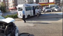 Bursa'da Trafik Kazası! İşçi Servisi İle Otomobil Çarpıştı