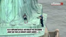 Une militante escalade la statue de la Liberté, la police la rattrape