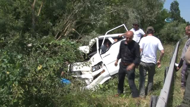 Takla Atan Minibüs Ağaçlara Çarparak Durabildi: 1'i Ağır 2 Yaralı