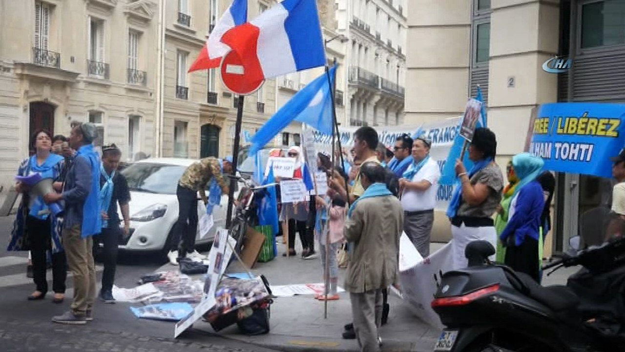- Uygur Türkleri Paris'te Çin Konsolosluğu Karşısında Gösteri Yaptı