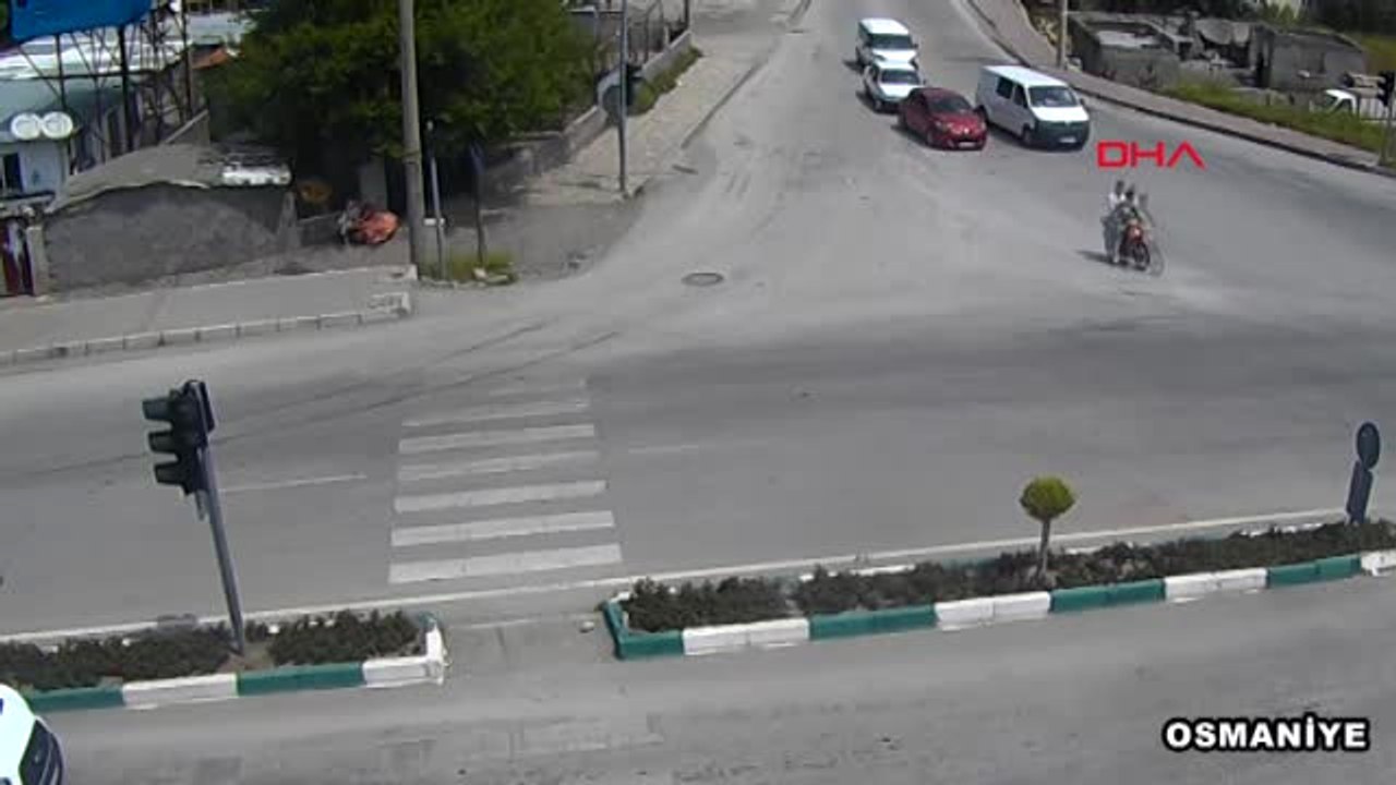 Osmaniye İki Motosikletin Çarpışması Mobese'de