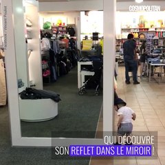Il découvre son reflet dans un miroir : star du web à 18 mois