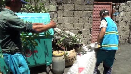 Kahramanmaraş’taki bir evden 3 kamyon çöp çıktı