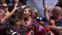 Ora News- Artistët protestë jashtë Kuvendit kundër shembjes së Teatrit Kombëtar