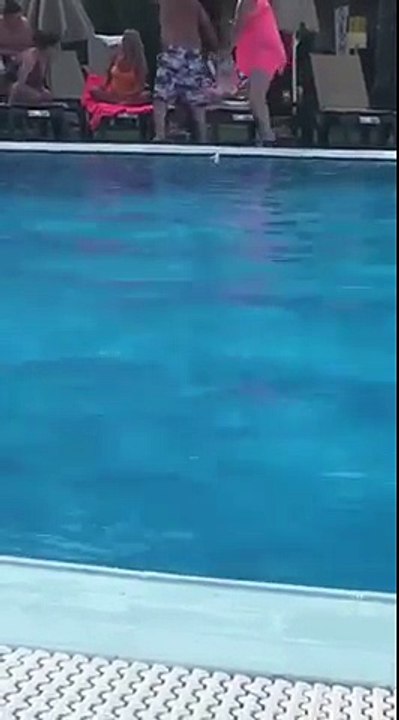 Ivres, ce couple tombe ensemble au bord de la piscine !
